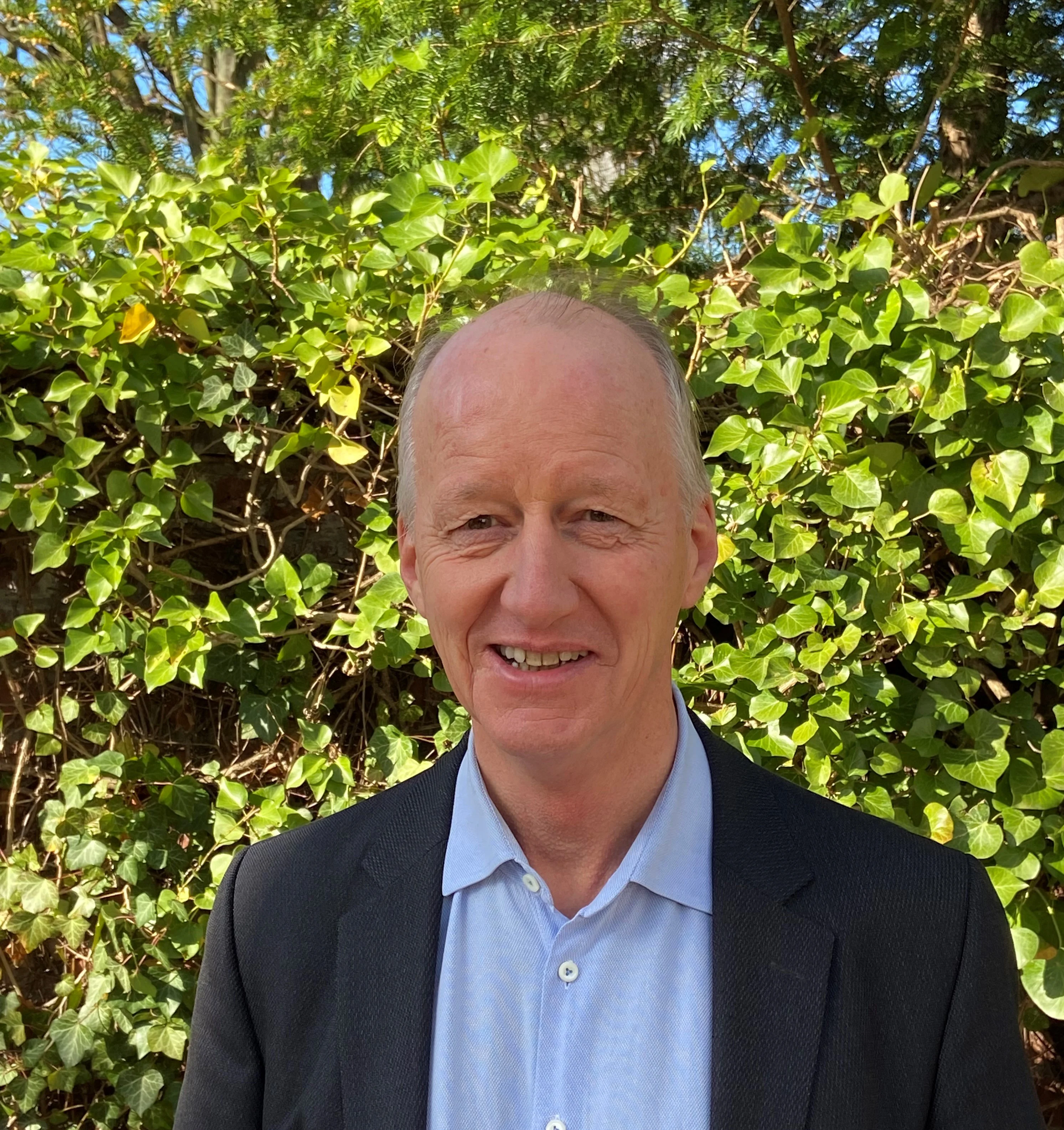 Dr. Henning Wuester